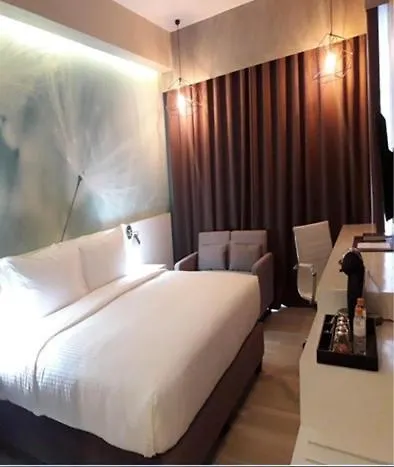 Maxx Makati By Maxihome Land 3*